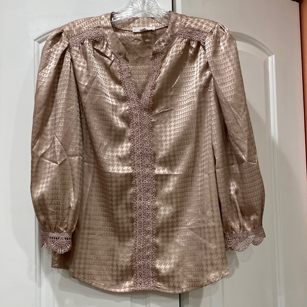 New!! Women’s Blouse, size Medium